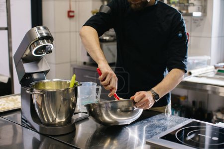 Foto de El chef trabaja en la cocina. El proceso de hacer masa para macarrones. - Imagen libre de derechos