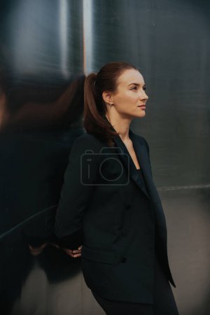Foto de Retrato de estilo urbano de moda de chica bonita en traje negro. Hermosa morena posando al aire libre. - Imagen libre de derechos