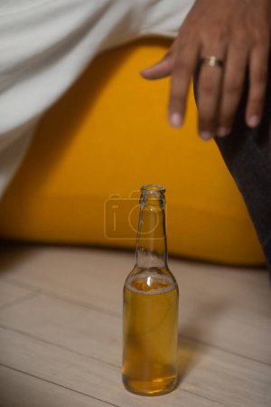 Foto de Botella de cerveza descorchada en las manos de cerca. - Imagen libre de derechos