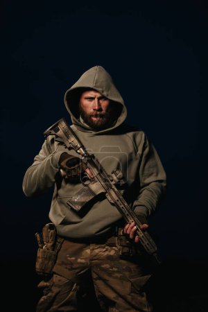 Foto de Retrato del defensor ucraniano sosteniendo el rifle - Imagen libre de derechos