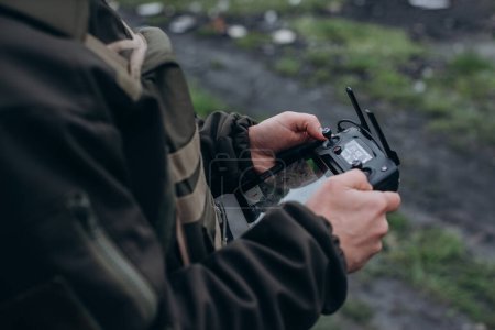 Téléchargez les photos : Opérateur de drone militaire ukrainien faisant du renseignement aérien - en image libre de droit