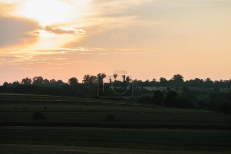 Téléchargez les photos : Photo des champs agricoles au coucher du soleil. - en image libre de droit