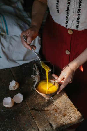 Foto de El proceso de batir los huevos. El concepto de hornear pan artesanal. - Imagen libre de derechos