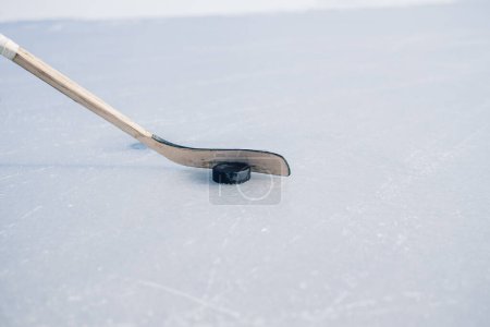 Foto de Primer plano, palo de hockey y disco en el hielo. - Imagen libre de derechos
