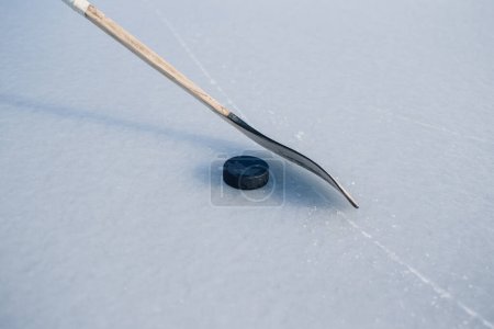 Foto de Primer plano, palo de hockey y disco en el hielo. - Imagen libre de derechos