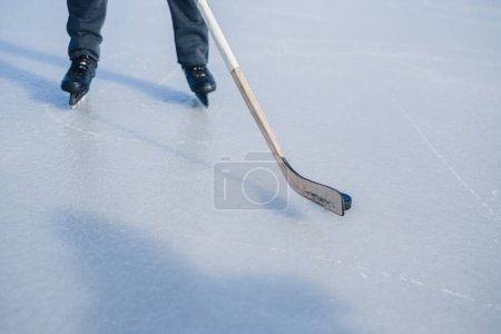 Téléchargez les photos : Gros plan du bâton de hockey et de la rondelle sur le champ de glace. - en image libre de droit
