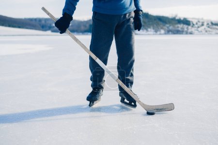 Téléchargez les photos : Gros plan du bâton de hockey et de la rondelle sur le champ de glace. - en image libre de droit