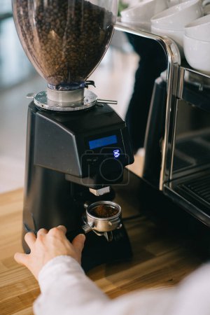 Foto de El proceso de hacer café. Un molinillo de café hace un lote de café. - Imagen libre de derechos