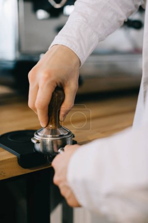 Foto de Primer plano, el camarero trabaja con un temperamento. El proceso de hacer café. - Imagen libre de derechos