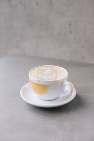 Téléchargez les photos : Gros plan d'une tasse de latte ou de cacao sur un fond de pierre grise. - en image libre de droit