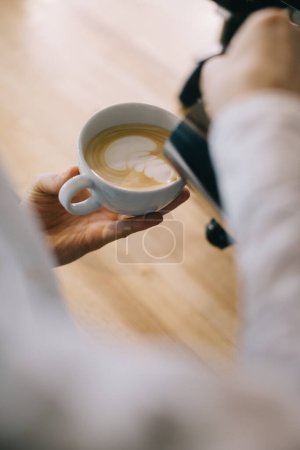 Foto de Primer plano, camarero preparando café con leche. - Imagen libre de derechos