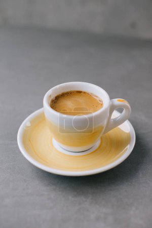 Téléchargez les photos : Gros plan d'une tasse d'espresso ou de dopio sur un fond de pierre grise. - en image libre de droit