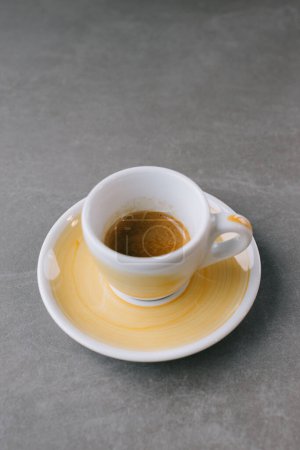 Foto de Primer plano de una taza de espresso o dopio sobre un fondo de piedra gris. - Imagen libre de derechos