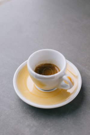 Téléchargez les photos : Gros plan d'une tasse d'espresso ou de dopio sur un fond de pierre grise. - en image libre de droit
