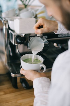 Foto de Barista prepara sabroso y saludable té con leche matcha - Imagen libre de derechos