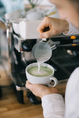 Foto de Barista prepara sabroso y saludable té con leche matcha - Imagen libre de derechos