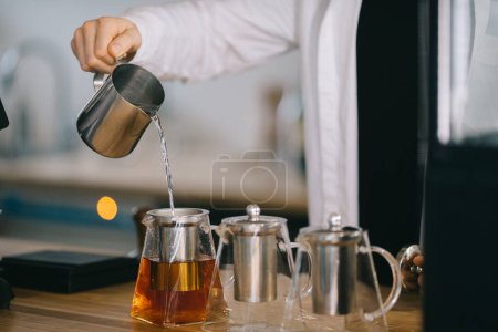 Foto de El proceso de hacer té aromático. - Imagen libre de derechos