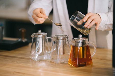 Téléchargez les photos : Le processus de fabrication du thé aromatique. - en image libre de droit