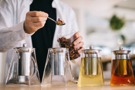 Foto de Un joven camarero prepara deliciosos tés en un moderno café. - Imagen libre de derechos
