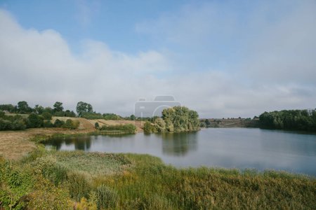 Foto de Un paisaje pintoresco con un estanque cerca del pueblo. - Imagen libre de derechos
