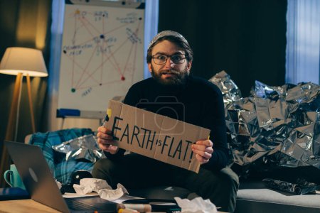 Unterstützung der Pseudowissenschaft: Mann hält Schild hoch, auf dem steht: "Die Erde ist flach"