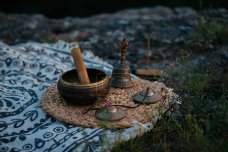 Foto de Tazón de cobre tibetano, meditación y artículos de medicina alternativa, al aire libre. - Imagen libre de derechos