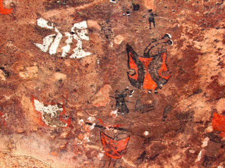Foto de Cuevas pintadas de Guachipas (Argentina). Grupo de pinturas con representaciones antropomórficas de diferentes colores. - Imagen libre de derechos