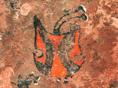 Foto de Cuevas pintadas de Guachipas (Argentina). Pintura aborigen prehispánica que representa a un hombre escudo rojo con adorno negro. - Imagen libre de derechos