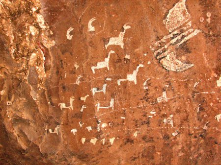 Foto de Cuevas pintadas de Guachipas (Argentina) que representan un grupo de llamas blancas. - Imagen libre de derechos