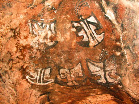 Foto de Cuevas pintadas de Guachipas (Argentina). Pinturas rupestres blancas y negras de un grupo de guerreros. - Imagen libre de derechos
