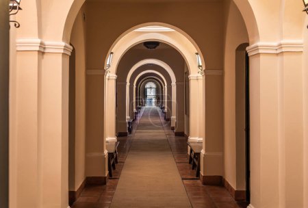 Téléchargez les photos : Couloir principal avec des arches illuminées qui marquent son point de fuite. - en image libre de droit
