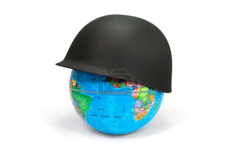 Foto de Earth Globe cubierto con un casco de soldado donde se puede ver África y América: concepto de guerra. El casco del soldado simboliza la guerra y los conflictos de guerra que conducen a la muerte y la destrucción. - Imagen libre de derechos
