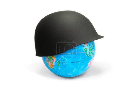 Earth Globe cubierto con un casco de soldado que muestra África y Australia: concepto de guerra. El casco del soldado simboliza la guerra y los conflictos de guerra que conducen a la muerte y la destrucción.
