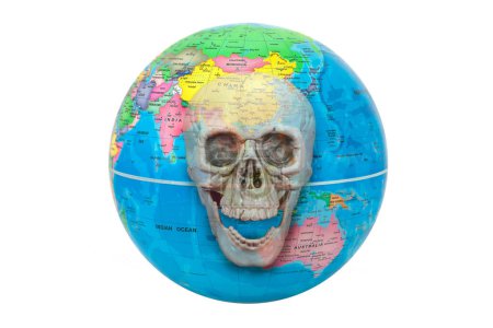 Téléchargez les photos : Earth Globe avec un crâne superposé où vous pouvez voir l'Asie et l'Australie : concept de la fin du monde. Le crâne symbolise les calamités et les catastrophes qui mèneront à la fin du monde. - en image libre de droit