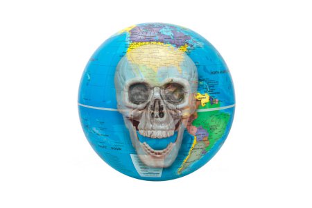 Téléchargez les photos : Earth Globe avec un crâne superposé où vous pouvez voir l'Amérique : concept de la fin du monde. Le crâne symbolise les calamités et les catastrophes qui mèneront à la fin du monde. - en image libre de droit