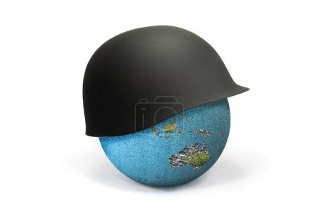 Foto de Earth Globe cubierto con un casco de soldado que muestra África y Australia: concepto de guerra. El casco del soldado simboliza la guerra y los conflictos de guerra que conducen a la muerte y la destrucción. - Imagen libre de derechos