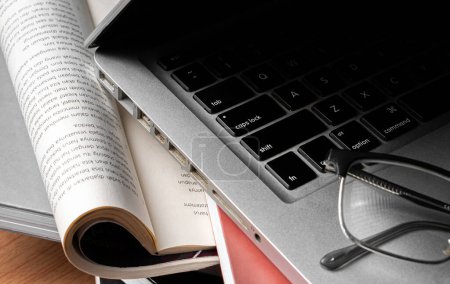Foto de Creatividad creativa Escritorio de diseño web con libros, laptop y gafas sobre fondo de madera - Imagen libre de derechos