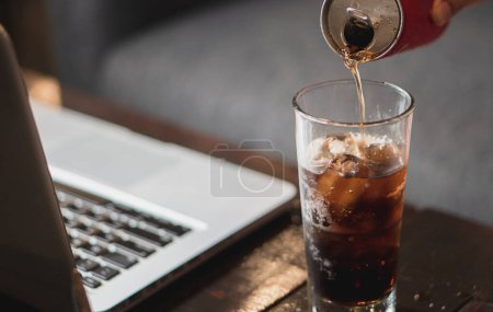 Téléchargez les photos : Verser dans un verre de boisson froide - en image libre de droit