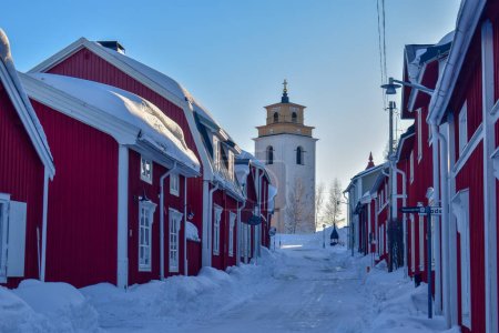 Foto de Filas con cabañas rojas en Gammelstad ciudad de la iglesia situada cerca de la ciudad sueca de Lulea. Patrimonio de la Humanidad UNESCO. - Imagen libre de derechos