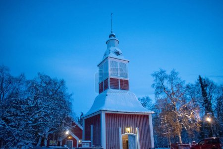 Foto de JUKKASJARVI, SUECIA - 26 DE NOVIEMBRE DE 2023: Mercado de Navidad en el antiguo pueblo cerca de Kiruna en Jukkasjarvi, Suecia. - Imagen libre de derechos