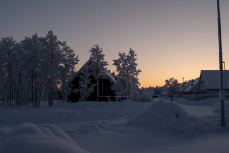 Winterlandschaft, Kiruna, Lappland, Schweden. Aufgenommen in der Polarnacht im Dezember.