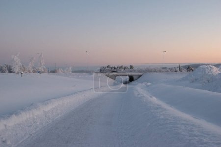 Winterlandschaft, Kiruna, Lappland, Schweden. Aufgenommen in der Polarnacht im Dezember.