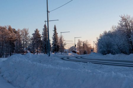 Foto de Vista panorámica idílica de un hermoso paisaje de maravilla de invierno blanco en Escandinavia, Laponia sueca. Luz solar del medio día. - Imagen libre de derechos