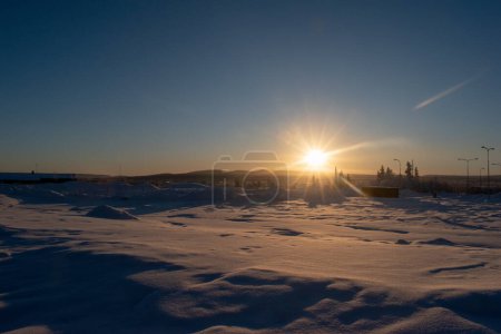 Foto de Idéntica vista panorámica de invierno fría en los árticos con mucha nieve y cielo azul. Fotografiado en Kiruna, Laponia sueca. - Imagen libre de derechos