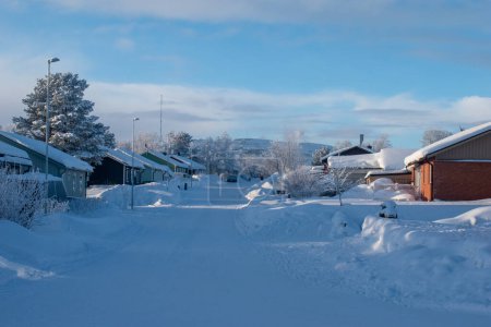 Téléchargez les photos : Rue à Kiruna, Laponie suédoise. 19 février 2024. Vue du matin d'une rue enneigée dans une ville du nord de l'Arctique. Paysage urbain hivernal. Temps froid. - en image libre de droit