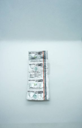 Foto de MELOXICAM 15 MG TABLET es un medicamento antiinflamatorio no esteroideo. Este medicamento se usa para aliviar los síntomas de la artritis, como inflamación, hinchazón. - Imagen libre de derechos