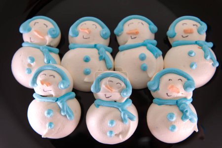 Téléchargez les photos : Figurines bonhommes de neige de Noël sucre sur muffins glacés. Photo de haute qualité - en image libre de droit