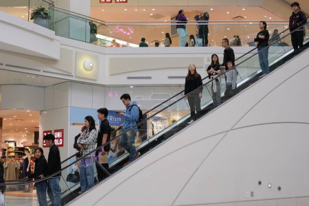 Téléchargez les photos : Inside Metropolis Mall Metropolis people walking Colombie-Britannique, Canada Burnaby 01.02.2024 - en image libre de droit