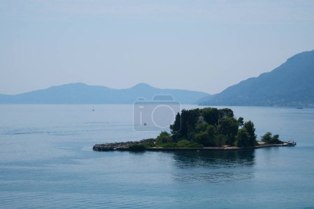 Kloster auf dem Wasser, über dem Flugzeuge starten und landen Griechenland Korfu Insel Vlacherna Kloster 