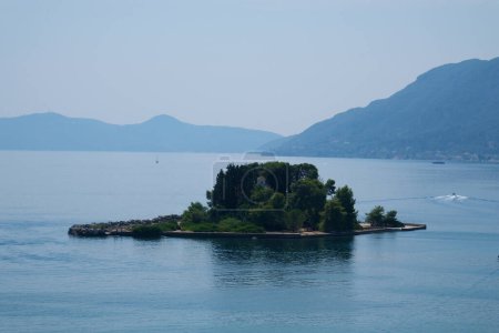 Monasterio en el agua, sobre el cual despegan los aviones y aterrizan Grecia Isla de Corfú Monasterio de Vlacherna 